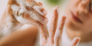 Pakko-oireinen häiriö voi ilmetä esim. pakonomaisena käsien pesuna.